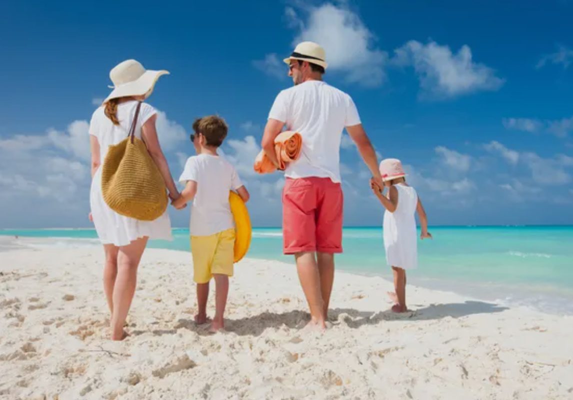 Familia disfrutando de la playa en Bayahibe